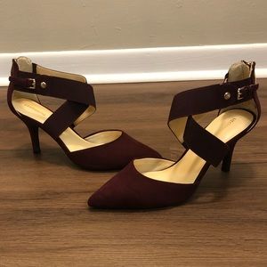 Liz Claiborne suede heels 🍷